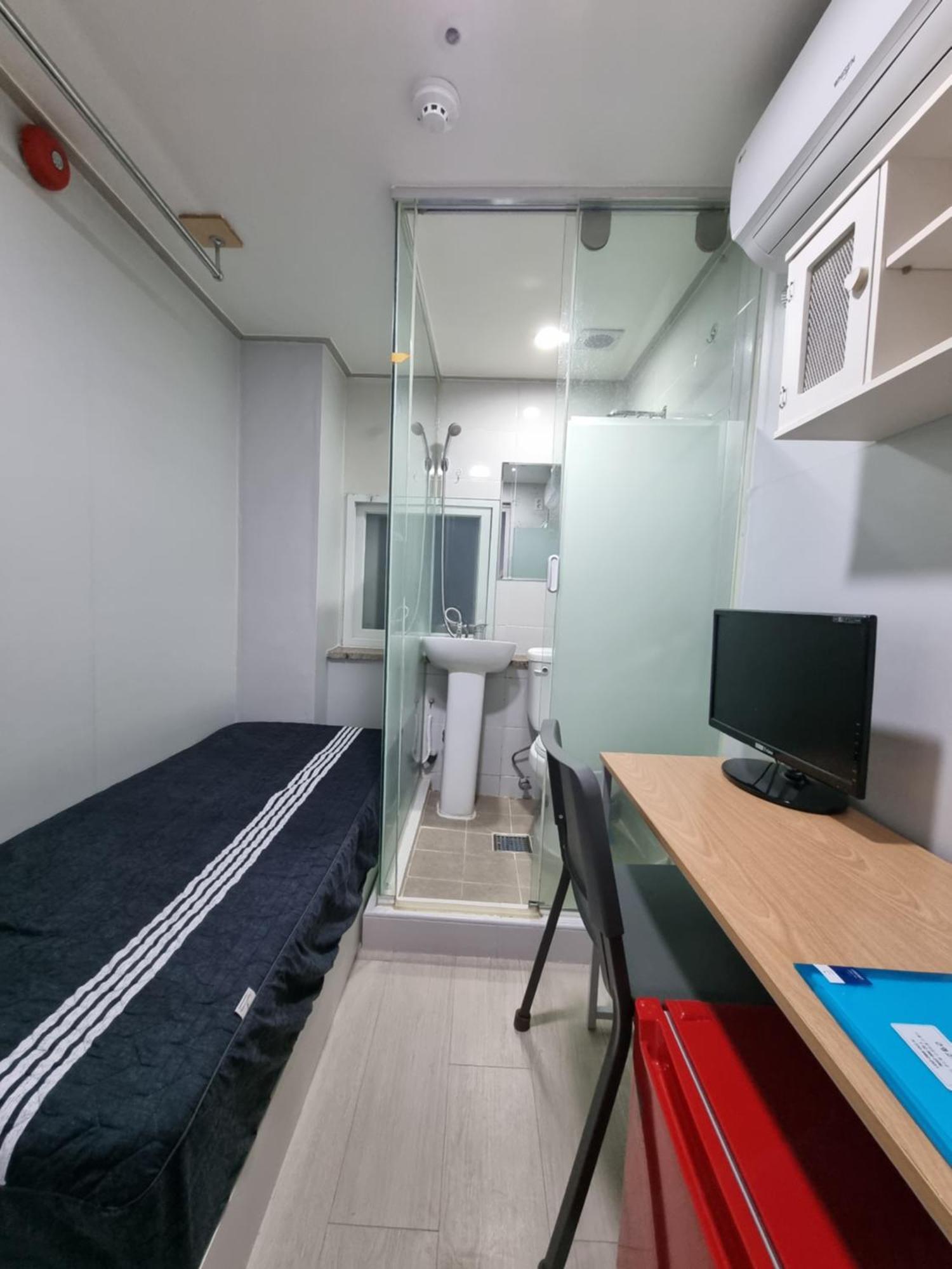 Capsule hotel Super Close To The Station, Cost-effective